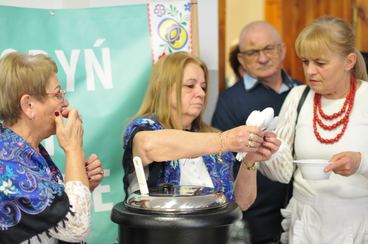 „Z tradycją i ze smakiem” w Ostrówku. Stoiska odwiedziły dziesiątki mieszkańców regionu